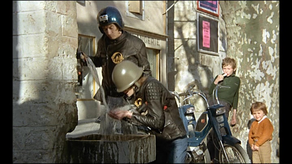 Jean Dorel regarde des films Les Fous du stade (Claude Zidi, 1972) Jean Dorel regarde des films Les Fous du stade (Claude Zidi, 1972)