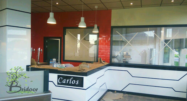 Madera lacada en blanco y negro para "Pizzeria Carlos" en Fuenlabrada