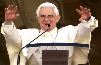 Papa Benedicto XVI Foto de Benedicto XVI hablando con el pueblo
