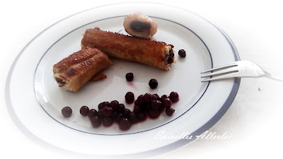 Wenn man sich heute so das Wetter betrachtet, sieht es doch schon wieder etwas mehr nach Herbst aus, als in den letzten Tagen. Und an solchen Tagen ist es dann Zeit für etwas Soulfood. In diesem Fall Toastrolls. Der Trend der Toastrolls hält sich ja schon eine Weile - habt ihr den überhaupt mitbekommen? Ich eher nur so am Rande, aber als wir sie dann mal probiert hatten, war ich ja schon sowas wie ein bisschen - ja, man könnte sagen, entzückt. Lecker, einfach, schnell und unschlagbar suuupi.