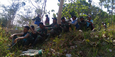 PIJIT SERTA GURAUAN DENGAN WARGA, TRIK SATGAS TMMD OBATI RASA LELAH