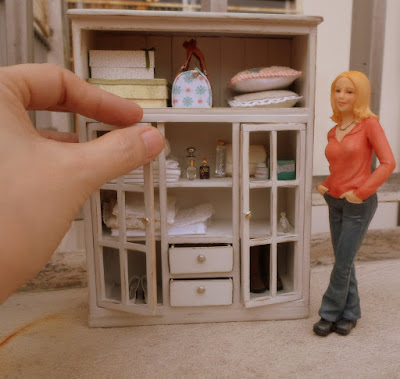 Las Margaritas: Armario de madera con cajones