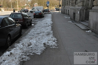 © hamburgize.com / Stefan Warda - "Geräumter Radweg" Fake-Winterdienst: "Geräumter Radweg" Gorch-Fock-Wall