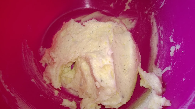 Cremig geschlagene Butter mit Vanille und Puderzucker