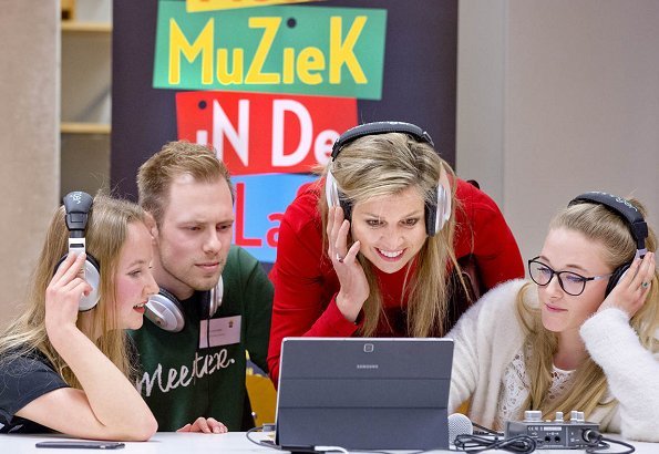 Queen Maxima wore Dolce and Gabbana Dress. Teacher Education for Primary Education as the honorary president of Klas de Meer Muziek