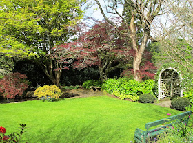 English-style garden with park bench and arch trellis.