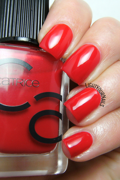 Smalto rosso Catrice ICONails 05 It’s All About That Red nail polish