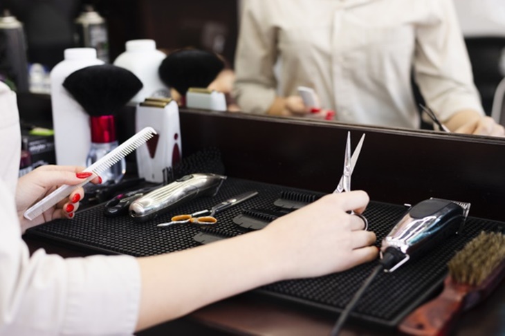 Cortar o cabelo em casa Cortar o cabelo em casa sozinha