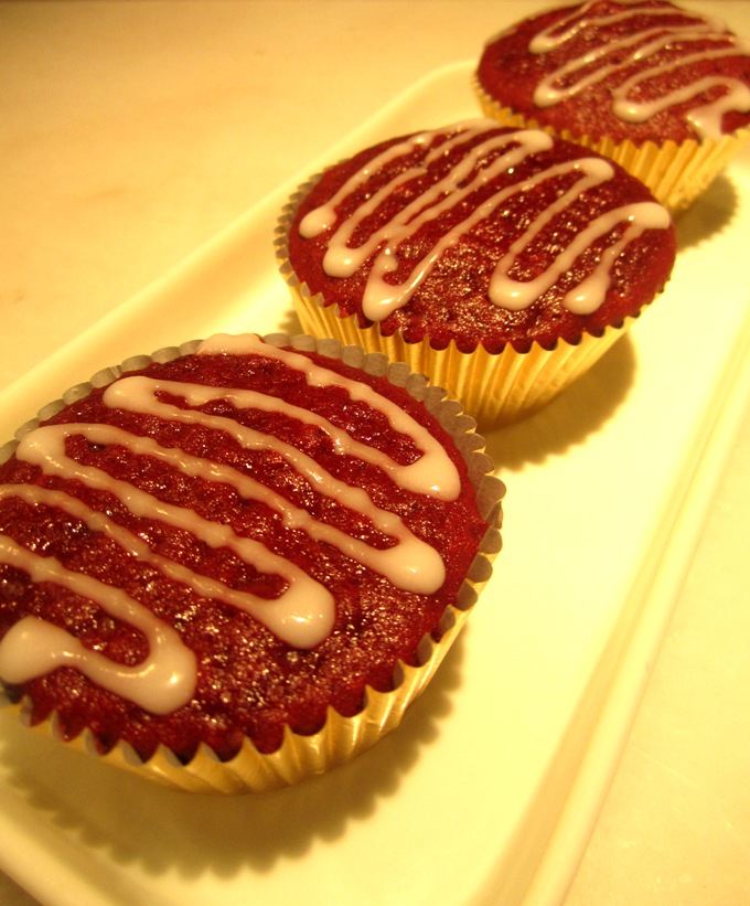 i cook. i bake. red velvet cupcakes (without cream cheese icing)