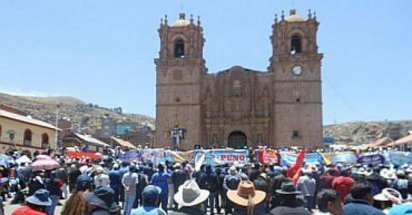 Maestros SUTEP insisten en paro indefinido pese a anuncio de aumento de sueldos Maestros SUTEP insisten en paro indefinido pese a anuncio de aumento de sueldos