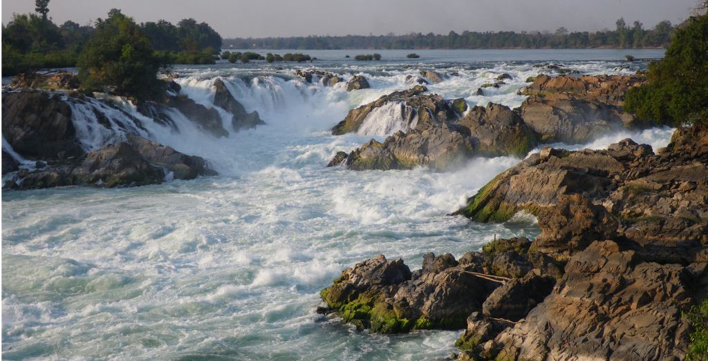 Khone Phapheng Falls (air terjun Khone Phapheng) Khone Phapheng Falls (air terjun Khone Phapheng) adalah sebuah air terjun yang terletak di Champasak Province di Sungai Mekong di Laos selatan