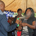 Pastor sudafricano rocía insecticida sobre feligreses para "sanarlos".