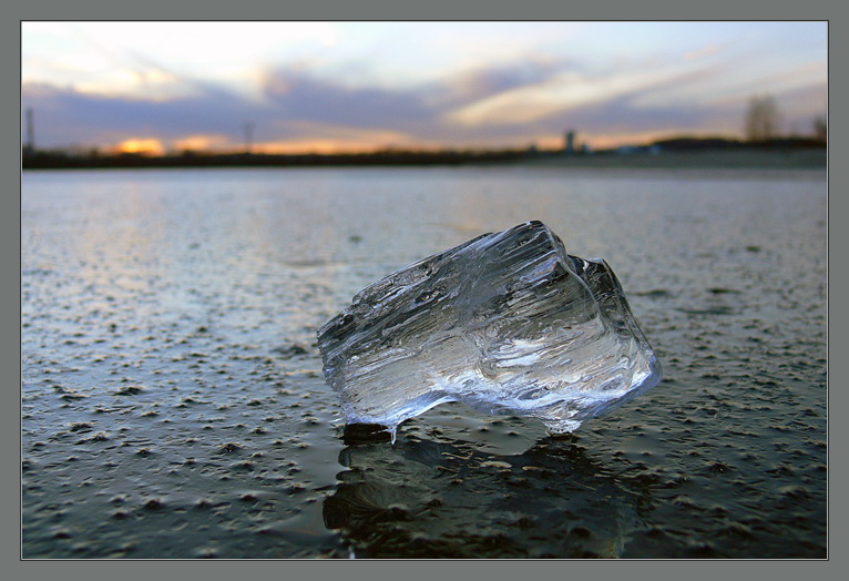 Рыбам зимой жить тепло крыша толстое стекло. Рыбам зимой жить тепло крыша толстое стекло ответ на загадку. Рыбам зиму жить тепло. Рыбы зимуют. Рыбы зимуют.
