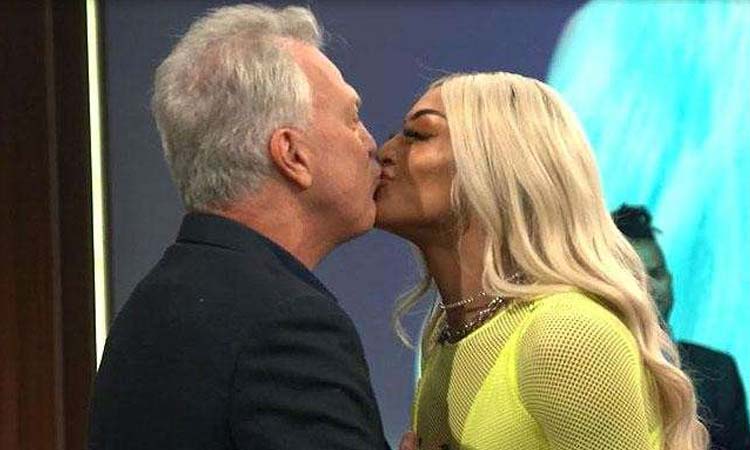 Pedro Bial beija Pabllo Vittar e diz: 'Não me faz menos homem'