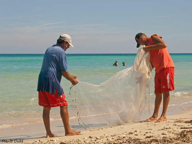 Pêcheurs sur la plage de Santa Maria del Mar