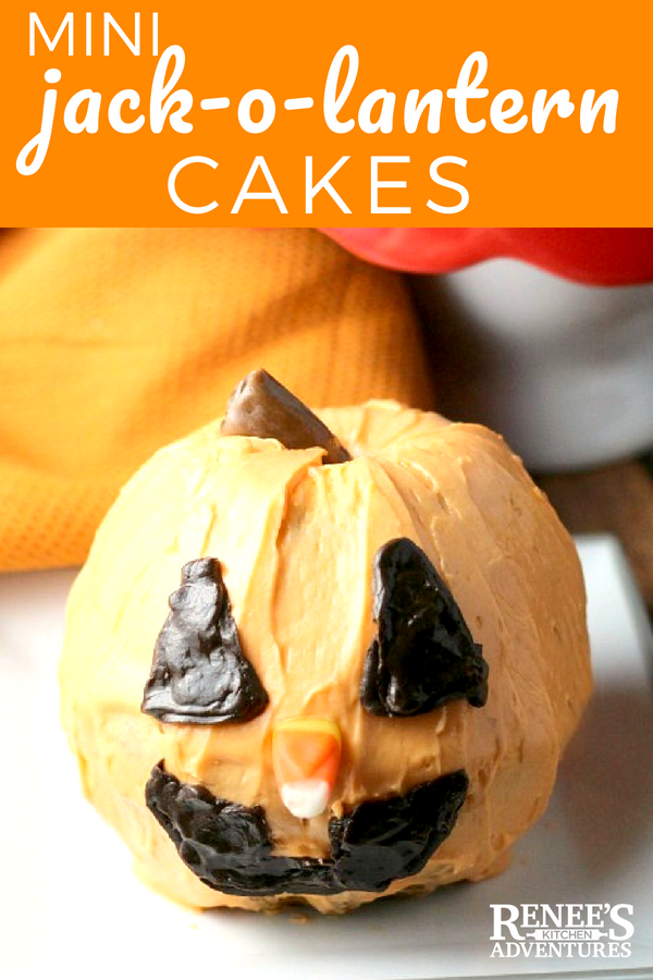 Mini Jack-O-Lantern Cakes / Easy recipe for Pumpkin Ginger Mini Bundt Cakes transformed into #Halloween Jack-O-Lantern cake