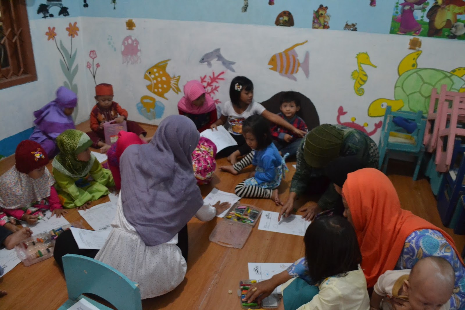 Rumah Belajar Dian Ceria Pondok Ramadhan Hari Pertama Mulai Mewarnai