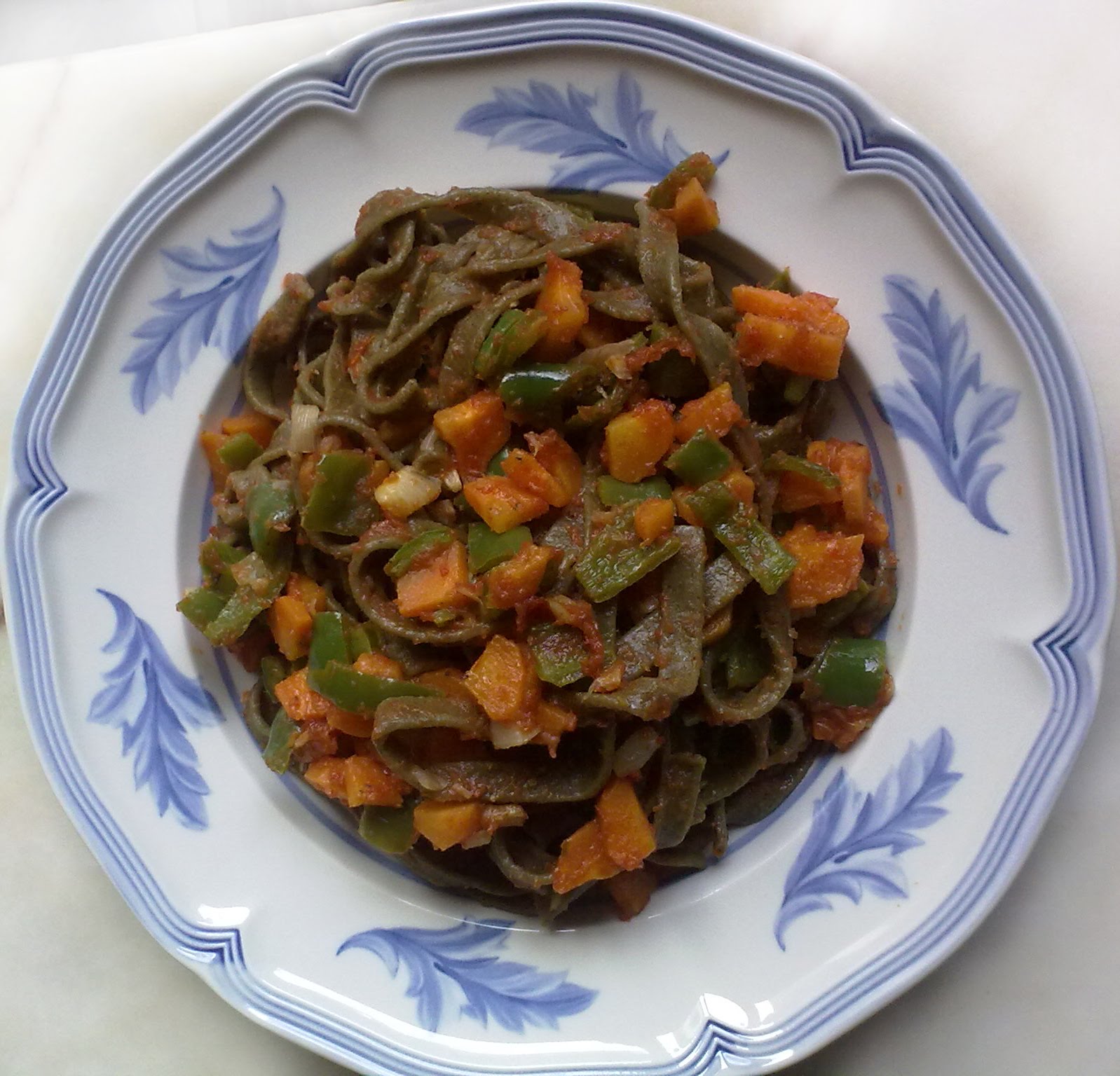 La cazuela de la Bixa: Pasta con zanahoria, pimiento verde y especias