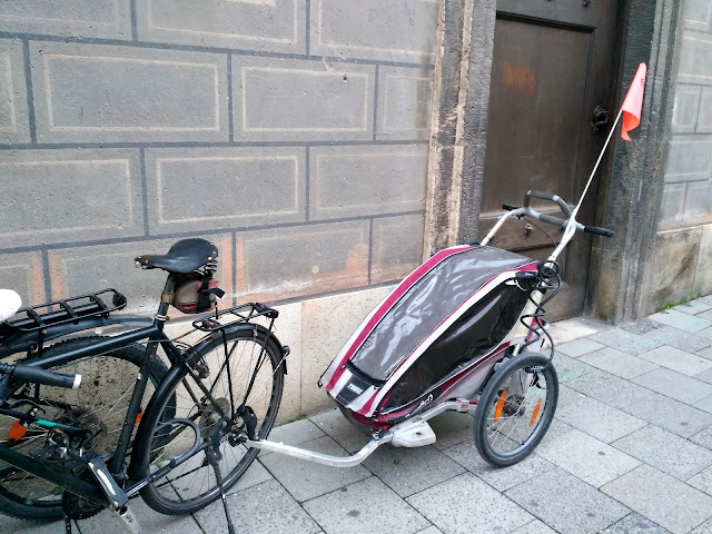 Візок для велосипеду, щоб перевозити дітей