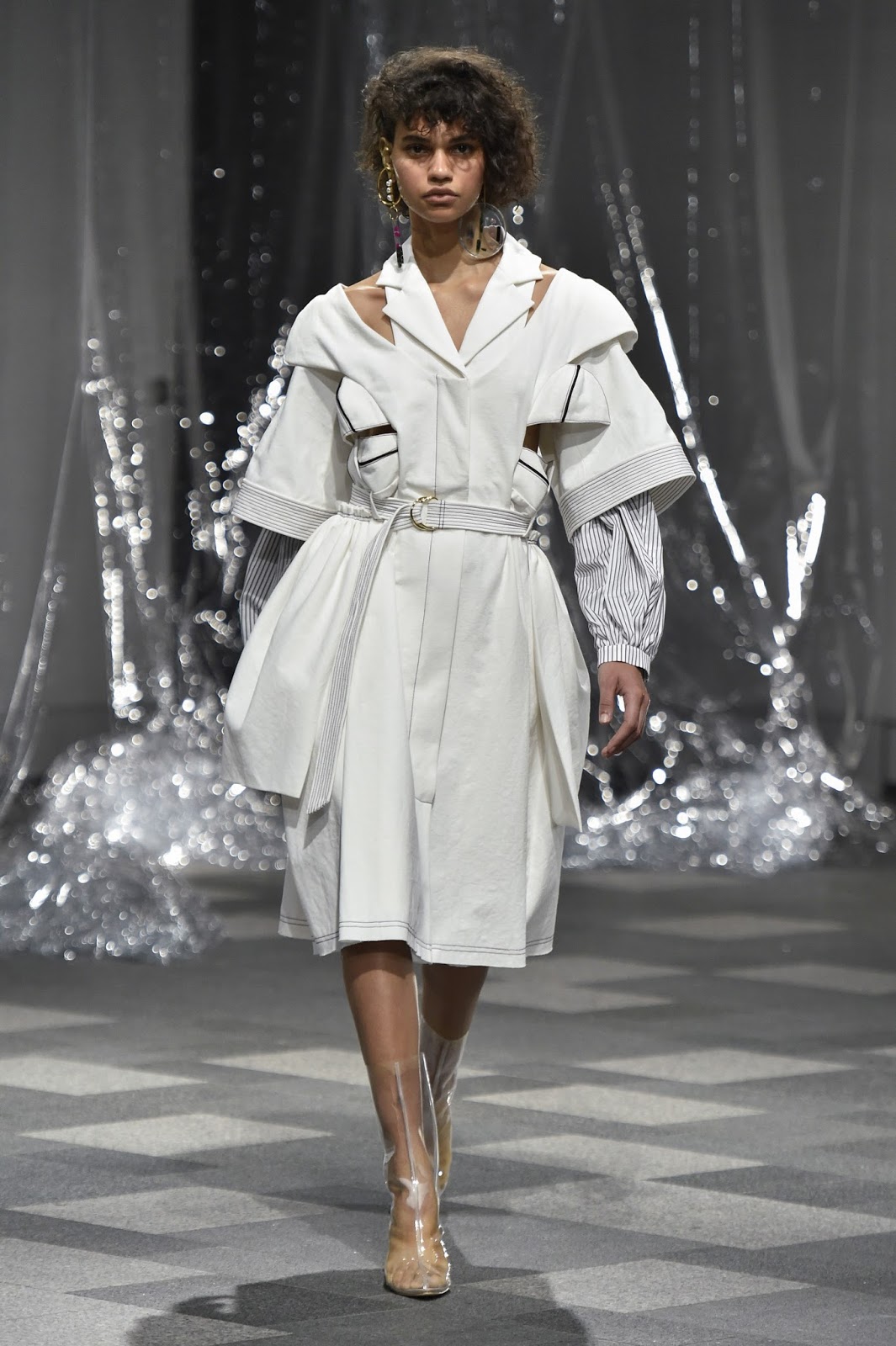 Cutting Edge on the Runway: AKIKOAOKI