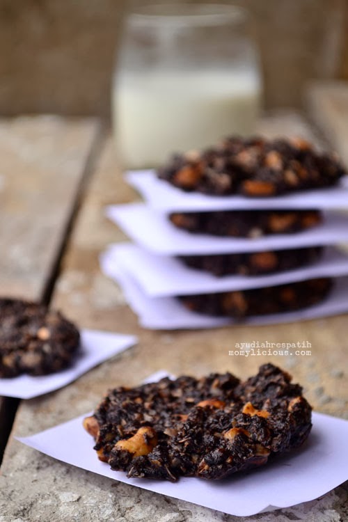 Unbaked Chocolate Cashew Cookies