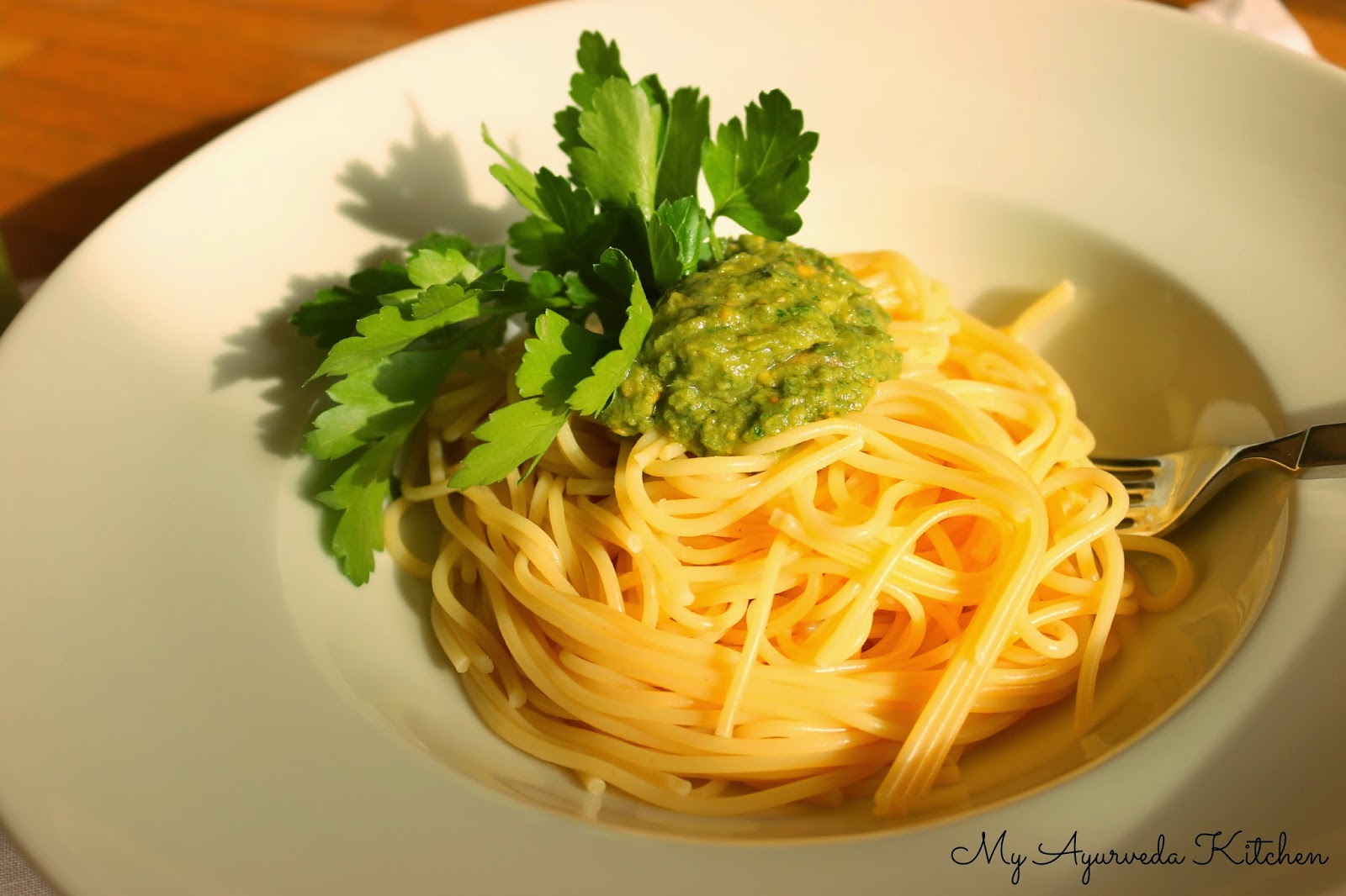 My Ayurveda Kitchen : Spaghetti mit Petersilie-Erdnuss-Pesto
