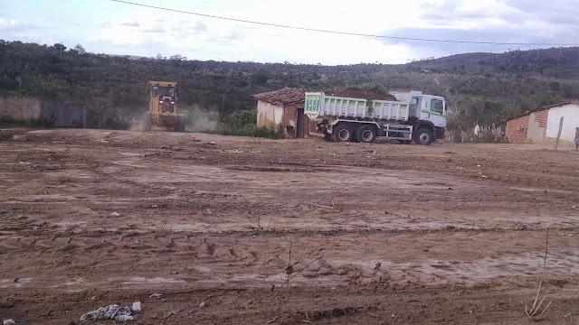 Prefeitura de Macajuba realiza limpeza em ruas e terrenos baldios no distrito de Nova Cruz
