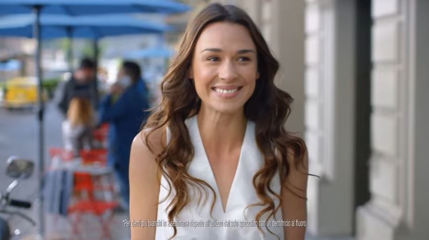 Modella Listerine pubblicità Advanced White con Foto - Testimonial Spot Pubblicitario 2017