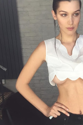 Underboob o la tendencía de llevar medio pecho fuera Underboob o la tendencía de llevar medio pecho fuera