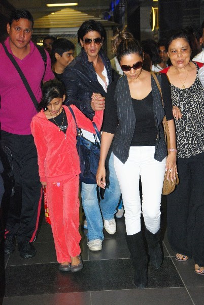 Bollywood Actor Shah Rukh Khan with Wife Gauri Khan, Daughter Suhana Khan & Elder Sister Shehnaz Lala Rukh (Right) | Bollywood Actor Shah Rukh Khan Elder Sister Shehnaz Lala Rukh Photos | Family Photos | Real-Life Photos