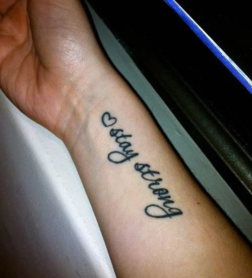 foto de un tatuaje con la frase stay strong