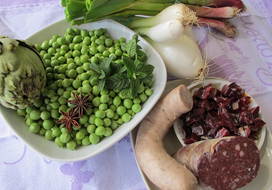 Guisantes rehogados, con verduras de temporada, jamón y butifarras y un suave sabor anisado.