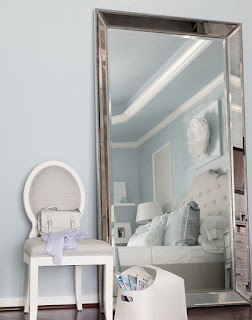 Sugestões para decorar a sala e o quarto em azul, numa casa cheia de estilo.