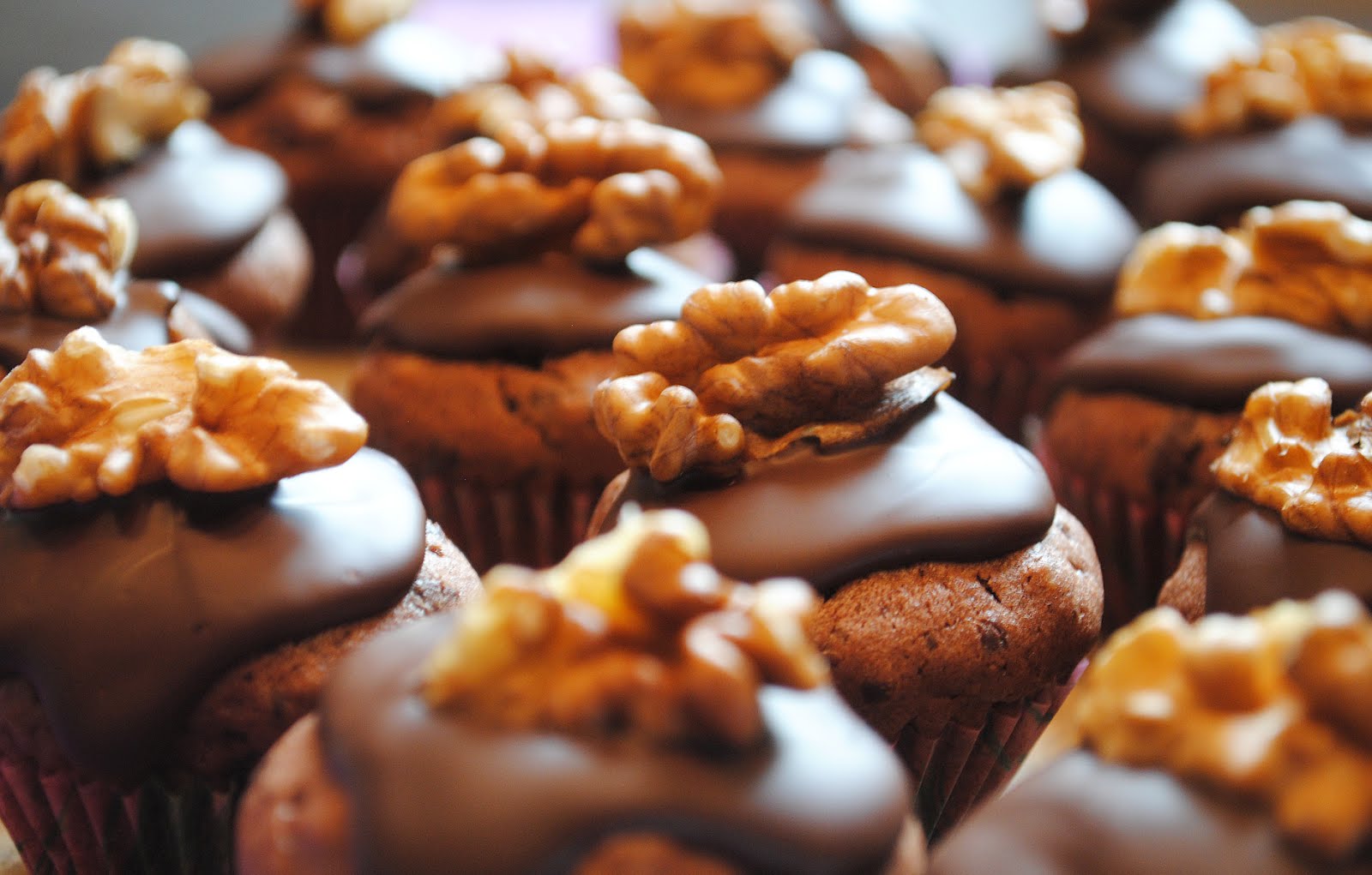 Küchenzaubereien: Mini Schoko-Muffins mit gehackten Walnüssen