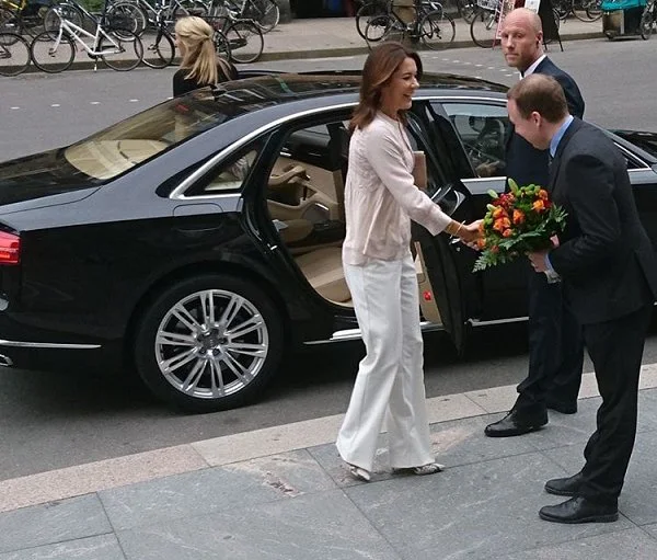 Crown Princess Mary attended a reception of 10th anniversary of establishment of Intergroup Parliamentarian Network. Pricess Mary wore pants, blouse, shoes style