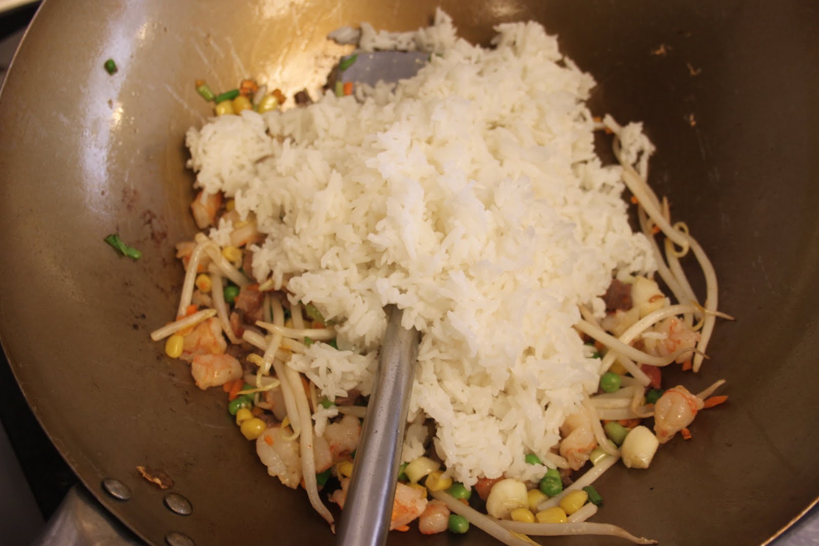 Riz cantonnais traditionnel au poulet et sauce soja - Recette par Chef  Papounet