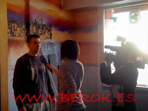 Reportera de televisión grabando a Berok para un programa de graffitis de España en directo