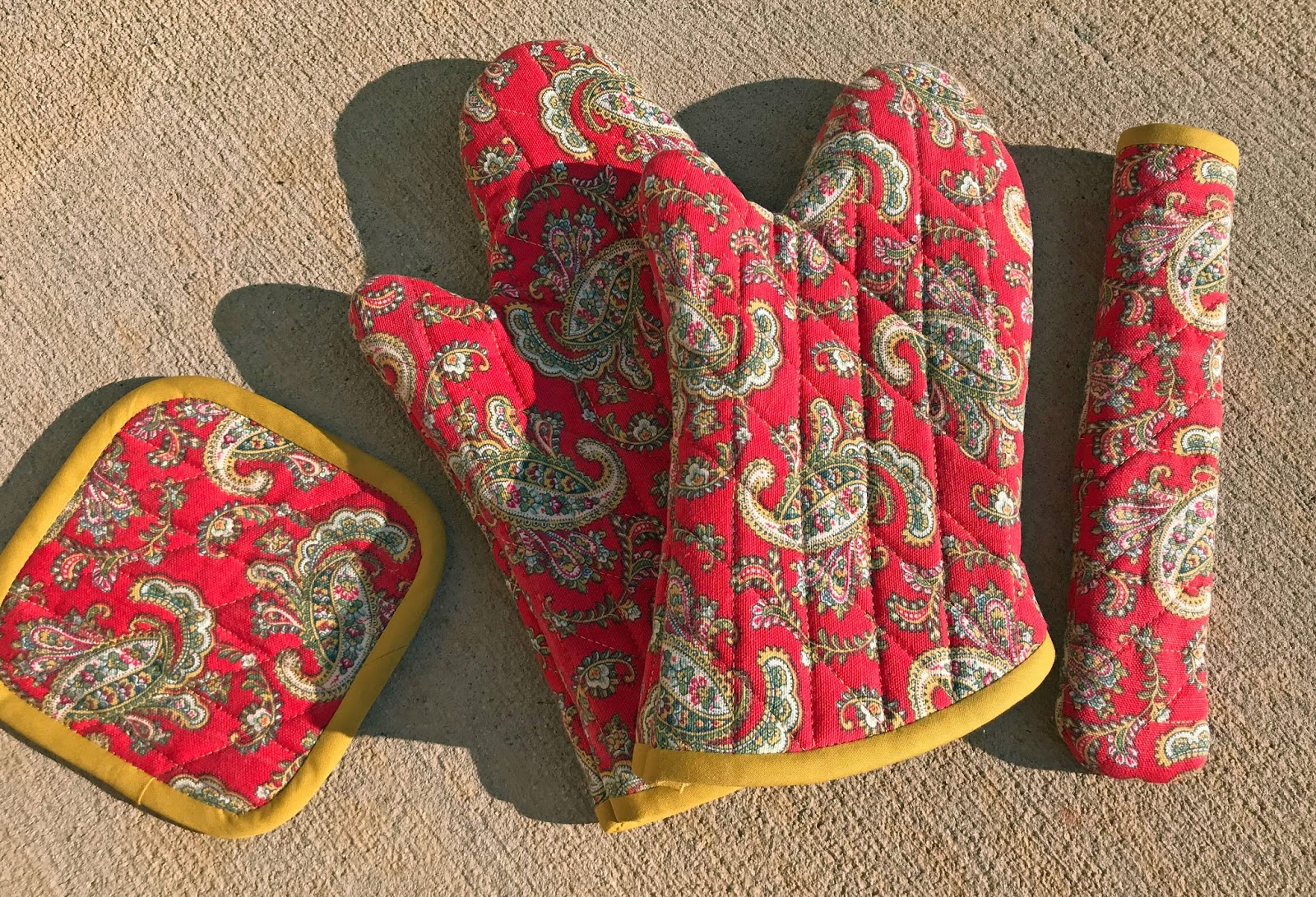 Tea Time Kitchen Appliqué: Quilted Oven Mitts - Sew4Home
