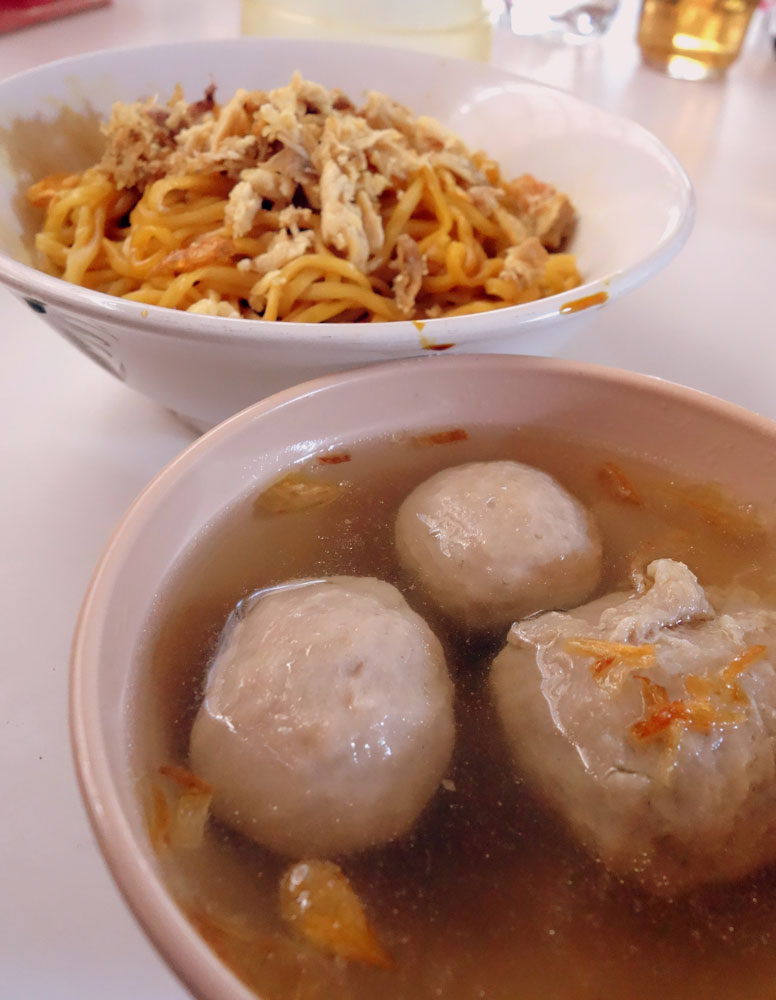 Tesyasblog : The real noodle in Bandung: Mie Bakso Panghegar