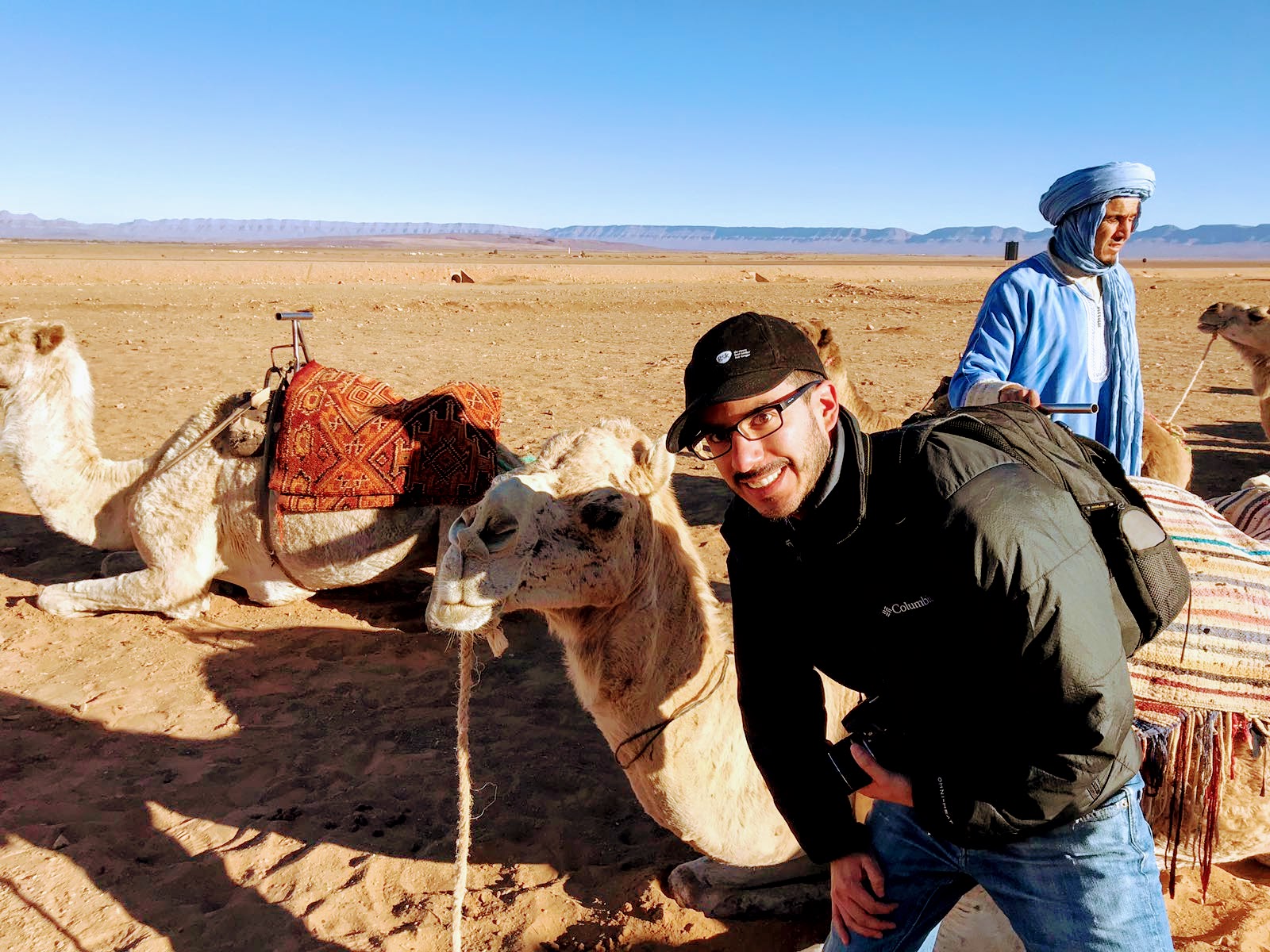 Gil y Camello en desierto de Marruecos