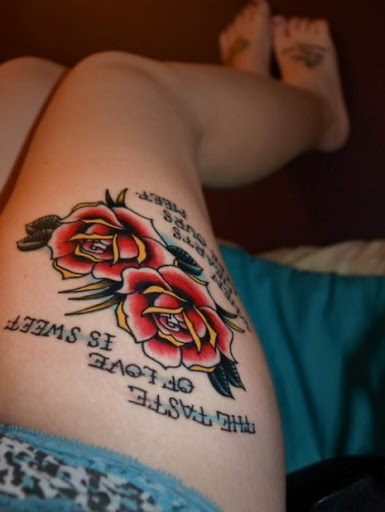 Sexy Rosa Tatuagem na Coxa