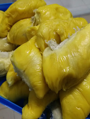 Makan Santai Durian Pelbagai Jenis Di Pejabat Bersama Rakan Sekerja 