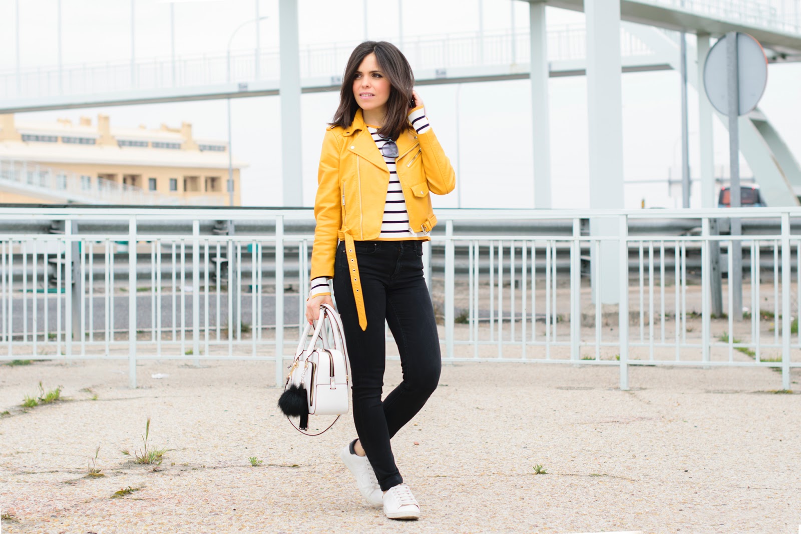 Look de estilo navy con biker amarilla de zara