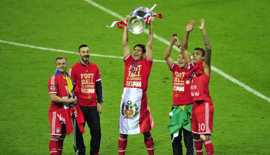 CLAUDIO PIZARRO CELEBRO CON BANDERA PERUANA EL TITULO DE LA CHAMPIONS