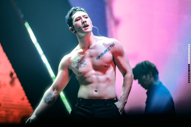 7 K-Pop Idol Guys Show Abs Make Hysterical Fans, Jungkook BTS - EXO Kai