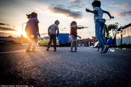 Dang sau hang day thep gai trai ti nan, van ngoi sang nhung anh mat tre tho an yen, hanh phuc - Anh 10