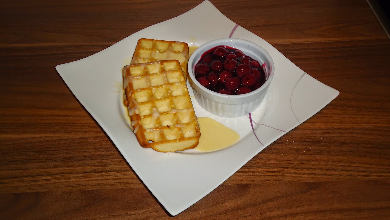 Küchenzauber: Klassiker: Leckere Waffeln mit heißen Kirschen und ...