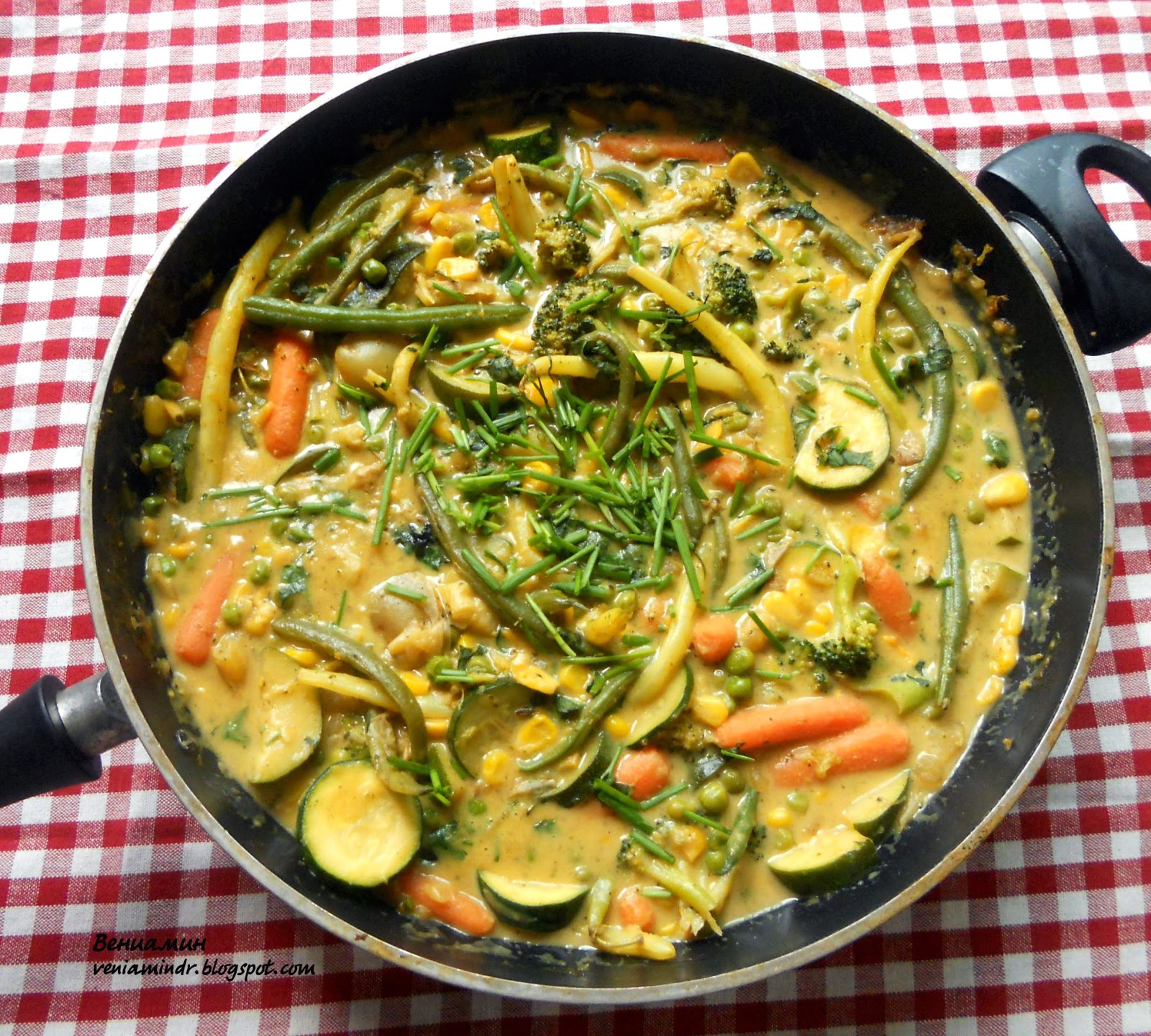 паэлья с овощами подача. капуста карри. карри на кокосовом молоке.