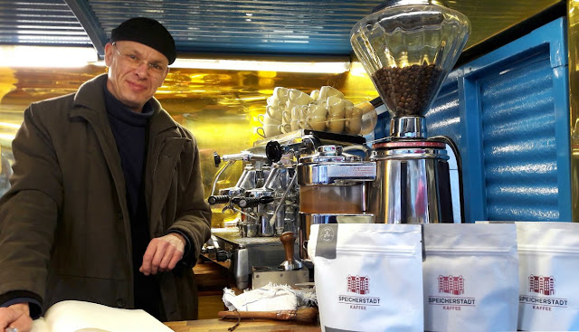 Karl-Heinz Schau in seinem seinem rollenden Stehcafe mit der Faema E61