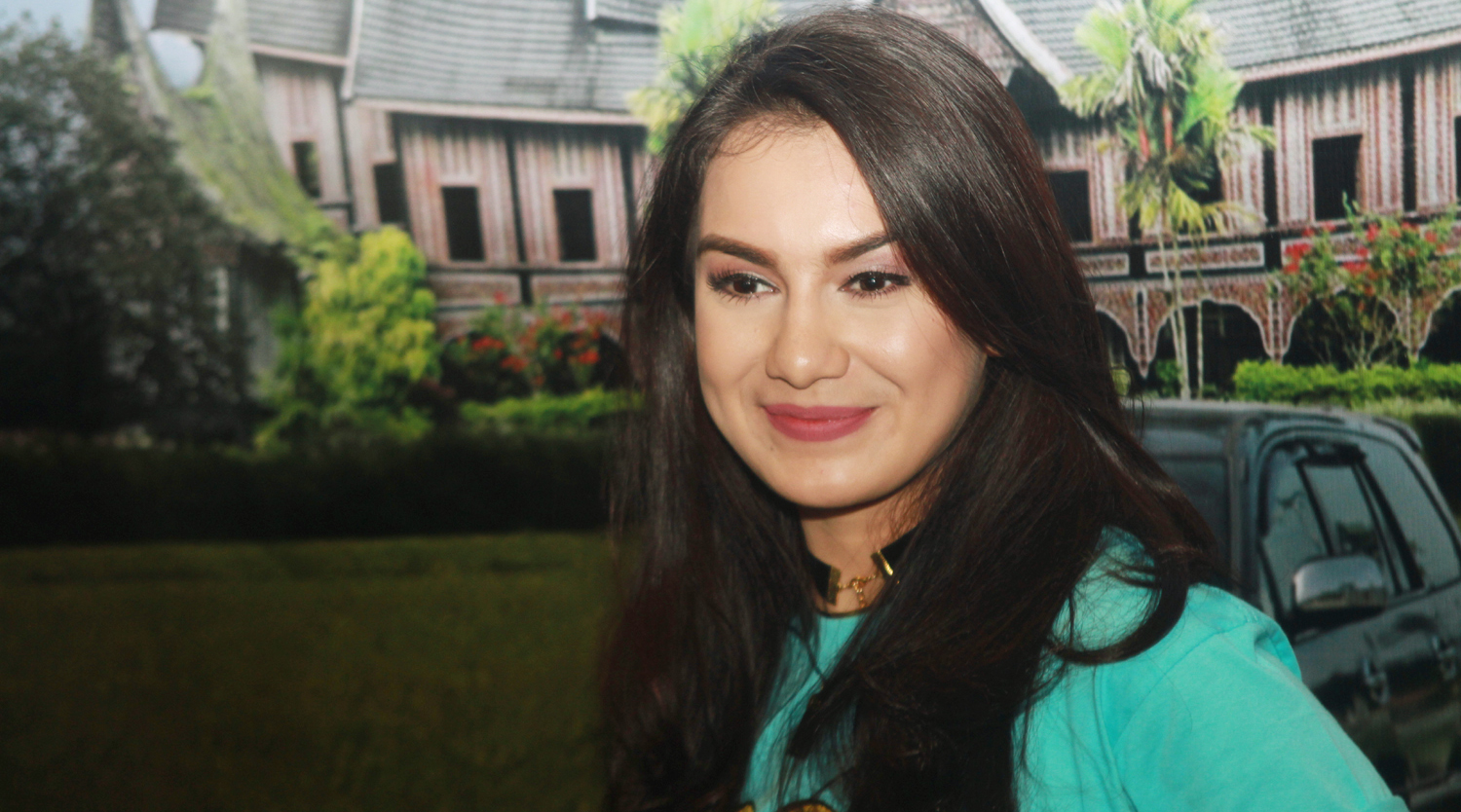 Irish Bella mirip tante tante terlihat lebih tua dari usia Irish Bella cewek cantik dan manis rambut hitam